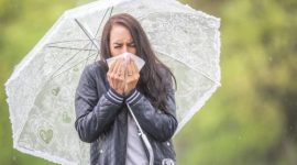 Seorang warga memakai masker di tengah cuaca panas dan polusi udara di Jakarta. Perubahan cuaca ekstrem bisa memicu batuk dan gangguan pernapasan.