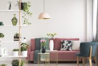 Dekorasi rumah bernuansa cerah dan tanaman hijau membantu menurunkan suhu ruangan secara alami.