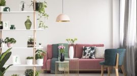 Dekorasi rumah bernuansa cerah dan tanaman hijau membantu menurunkan suhu ruangan secara alami.