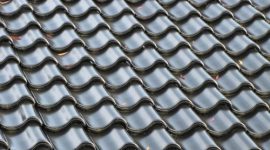 Pemasangan genteng tanah liat dengan teknik rapi membantu atap rumah lebih tahan terhadap angin dan hujan.