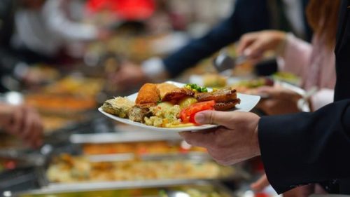 Ilustrasi seseorang makan sambil berdiri saat sarapan pagi.