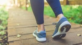 Berjalan kaki selama 10–20 menit setelah makan dapat membantu menurunkan kadar gula darah dan melancarkan pencernaan.