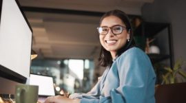 Seorang profesional ber-IQ tinggi tetap tenang dan fokus, memilih menyelesaikan masalah daripada mengeluh.