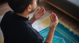 Buya Yahya saat menyampaikan penjelasan tentang hukum Qunut Subuh dalam salah satu kajiannya.