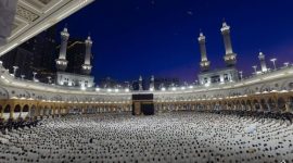 Fatimah, jamaah asal Jakarta, bersiap menunaikan umrah ke Tanah Suci di Bandara Soekarno-Hatta.