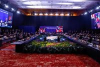Presiden AS Donald Trump dan Presiden RI Prabowo Subianto saling menyapa hangat saat KTT ke-13 ASEAN-AS di Kuala Lumpur, Malaysia, Minggu (26/10/2025).