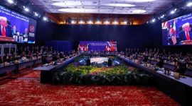 Presiden AS Donald Trump dan Presiden RI Prabowo Subianto saling menyapa hangat saat KTT ke-13 ASEAN-AS di Kuala Lumpur, Malaysia, Minggu (26/10/2025).