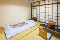 Kebiasaan orang Jepang tidur di lantai dengan futon mencerminkan gaya hidup praktis dan minimalis.