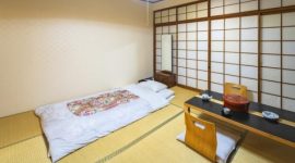 Kebiasaan orang Jepang tidur di lantai dengan futon mencerminkan gaya hidup praktis dan minimalis.