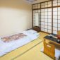 Kebiasaan orang Jepang tidur di lantai dengan futon mencerminkan gaya hidup praktis dan minimalis.