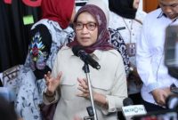 Menteri PANRB Rini Widyantini berbincang dengan siswa Sekolah Rakyat Terintegrasi 45 Semarang saat kunjungan kerja, Rabu (29/10/2025).