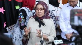 Menteri PANRB Rini Widyantini berbincang dengan siswa Sekolah Rakyat Terintegrasi 45 Semarang saat kunjungan kerja, Rabu (29/10/2025).