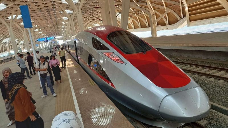 Plt Deputi Penindakan dan Eksekusi KPK, Asep Guntur Rahayu, menjelaskan penyelidikan dugaan korupsi proyek Kereta Cepat Jakarta–Bandung pada konferensi pers di Jakarta, Senin (27/10/2025).