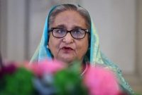 Mantan Perdana Menteri Sheikh Hasina berbicara di podium dalam acara resmi di Dhaka, beberapa bulan sebelum ia kabur ke India.