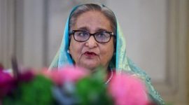 Mantan Perdana Menteri Sheikh Hasina berbicara di podium dalam acara resmi di Dhaka, beberapa bulan sebelum ia kabur ke India.