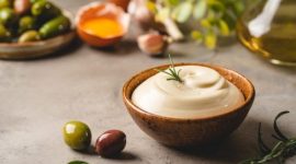 Aneka jenis saus populer dunia tersaji dalam wadah kecil.