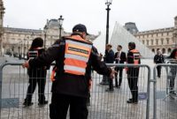 Polisi memperketat penjagaan di Museum Louvre, Paris, setelah pencurian delapan permata mahkota senilai Rp1,7 triliun pada Sabtu (25/10/2025).