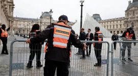 Polisi memperketat penjagaan di Museum Louvre, Paris, setelah pencurian delapan permata mahkota senilai Rp1,7 triliun pada Sabtu (25/10/2025).