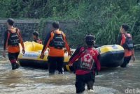 Petugas SAR mengevakuasi korban tenggelam di Sungai Gung, Desa Kaligayam, Kecamatan Talang, Kabupaten Tegal, Jumat (17/10/2025). Satu korban ditemukan meninggal dunia, sementara satu lainnya masih dicari. (Foto: Dok. Basarnas Semarang)