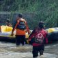 Petugas SAR mengevakuasi korban tenggelam di Sungai Gung, Desa Kaligayam, Kecamatan Talang, Kabupaten Tegal, Jumat (17/10/2025). Satu korban ditemukan meninggal dunia, sementara satu lainnya masih dicari. (Foto: Dok. Basarnas Semarang)