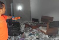 Petugas Polsek Margorejo memeriksa lokasi penemuan mayat Yofi Lefiandri di rumahnya, Desa Sukoharjo, Pati, Sabtu (25/10/2025).