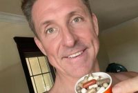 Pengusaha Amerika Serikat Dave Asprey menjalani prosedur facial circumcision demi mencapai target hidup hingga 180 tahun.