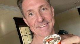 Pengusaha Amerika Serikat Dave Asprey menjalani prosedur facial circumcision demi mencapai target hidup hingga 180 tahun.