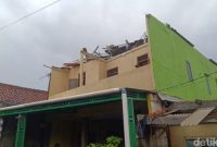 Petugas BPBD Kabupaten Bogor bersama warga memeriksa rumah yang rusak akibat puting beliung di Desa Kedung Waringin, Bojonggede.