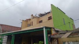 Petugas BPBD Kabupaten Bogor bersama warga memeriksa rumah yang rusak akibat puting beliung di Desa Kedung Waringin, Bojonggede.