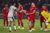 Pemain Timnas Indonesia fokus menghadapi serangan Timnas Irak di babak kedua