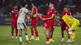 Pemain Timnas Indonesia fokus menghadapi serangan Timnas Irak di babak kedua