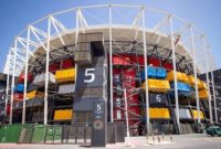 Stadium 974 di Doha, Qatar, memanfaatkan peti kemas bekas sebagai struktur utama bangunan stadion.