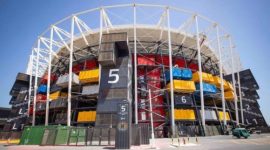 Stadium 974 di Doha, Qatar, memanfaatkan peti kemas bekas sebagai struktur utama bangunan stadion.