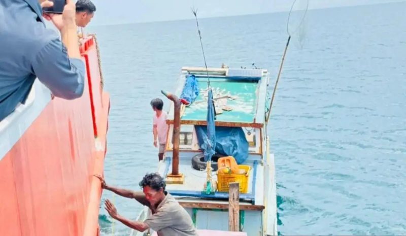 Tim SAR gabungan mengevakuasi dua nelayan Pangkalpinang yang hilang di perairan Belinyu. Keduanya ditemukan selamat pada Senin (27/10/2025) pagi. (Foto: Basarnas Pangkalpinang)