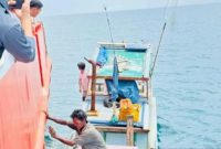 Tim SAR gabungan mengevakuasi dua nelayan Pangkalpinang yang hilang di perairan Belinyu. Keduanya ditemukan selamat pada Senin (27/10/2025) pagi. (Foto: Basarnas Pangkalpinang)