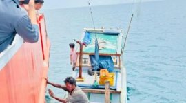 Tim SAR gabungan mengevakuasi dua nelayan Pangkalpinang yang hilang di perairan Belinyu. Keduanya ditemukan selamat pada Senin (27/10/2025) pagi. (Foto: Basarnas Pangkalpinang)