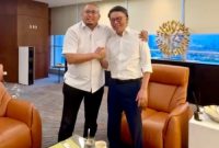 Andre Rosiade menyerahkan proposal pembangunan tower BTS Sumatera Barat kepada Dirut Telkomsel Nugroho.