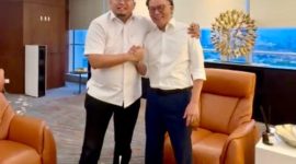 Andre Rosiade menyerahkan proposal pembangunan tower BTS Sumatera Barat kepada Dirut Telkomsel Nugroho.
