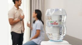 Seseorang memegang dada akibat jantung berdebar, kondisi ini bisa dipicu stres, kafein, atau aktivitas fisik berlebih.