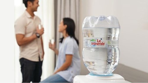 Seseorang memegang dada akibat jantung berdebar, kondisi ini bisa dipicu stres, kafein, atau aktivitas fisik berlebih.