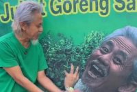 Karina Ranau bersama suaminya, Epy Kusnandar, di warung makan mereka di Jakarta Selatan setelah terjadi keributan dengan tukang parkir, Senin (20/10/2025).