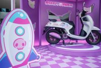 Honda Scoopy Kuromi Limited Edition saat dipamerkan di booth Honda, Sarinah, Jakarta Pusat, Jumat (10/10/2025).