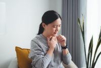 Ilustrasi seseorang mengalami rasa panas di dada atau heartburn setelah makan.