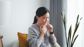 Ilustrasi seseorang mengalami rasa panas di dada atau heartburn setelah makan.