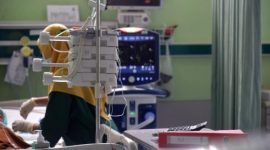 Petugas Puskesmas memeriksa tekanan darah warga saat program Cek Kesehatan Gratis di Jakarta, sebagai upaya deteksi dini hipertensi.