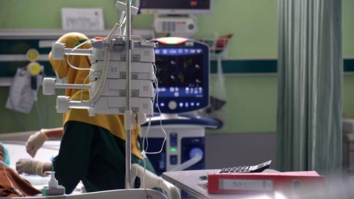 Petugas Puskesmas memeriksa tekanan darah warga saat program Cek Kesehatan Gratis di Jakarta, sebagai upaya deteksi dini hipertensi.