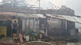 kebakaran rumah kontrakan hingga lapak barang bekas di kawasan pengadegan timur pancoran jakarta selatan jaksel telah dipadamkan