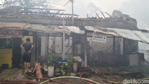 kebakaran rumah kontrakan hingga lapak barang bekas di kawasan pengadegan timur pancoran jakarta selatan jaksel telah dipadamkan