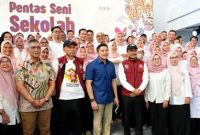 Menteri Sosial Saifullah Yusuf (Gus Ipul) bersama Seskab Letkol Teddy Indra Wijaya saat kunjungan ke Sekolah Rakyat Menengah Atas 33 Tangerang Selatan, Minggu (19/10/2025).