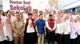 Menteri Sosial Saifullah Yusuf (Gus Ipul) bersama Seskab Letkol Teddy Indra Wijaya saat kunjungan ke Sekolah Rakyat Menengah Atas 33 Tangerang Selatan, Minggu (19/10/2025).